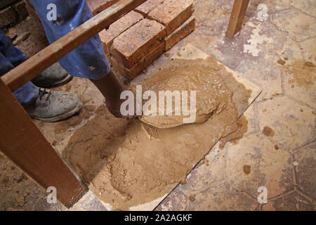 Brick Schicht Steine verlegen, Kommissionierung bis Beton Zement Gemisch von Erde Moreleta Park, Pretoria, Gauteng Provinz, Südafrika. Stockfoto