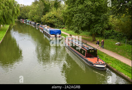 Kanal Boote an Berkhamsted auf dem Grand Union Canal mit tug Style Nr. 102 Ein Stowe William Hill Boot im Vordergrund. Stockfoto