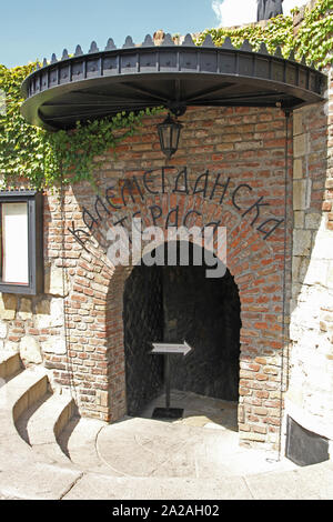 Eingang zum berühmten Kalemegdanska Teraca Restaurant, die Festung Kalemegdan und Park, Belgrad, Serbien. Stockfoto