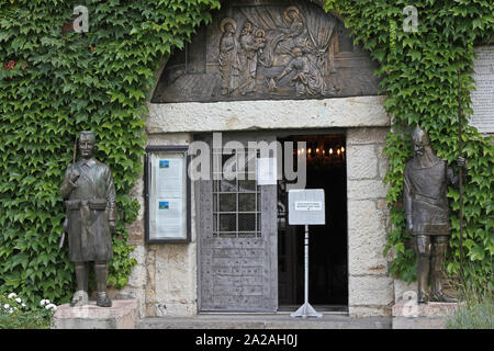 Vordere Tür und Eingang der Ruzica Kirche (die Kleine Rose Kirche) mit Metall Skulpturen, die Festung Kalemegdan, Burg Kalemegdan, Belgrad, Serbien. Stockfoto