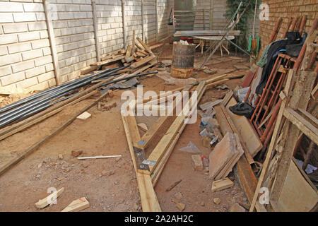 Dach aus Holz Rahmen, Rohre, Stahl frames an der Baustelle, Moreleta Park, Pretoria, Gauteng Provinz, Südafrika. Stockfoto