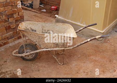 Wheel Barrow und Schaufel neben einem Schwimmbad Pumpe und Stapeln von Ziegelsteinen, Moreleta Park, Pretoria, Gauteng Provinz, Südafrika. Stockfoto