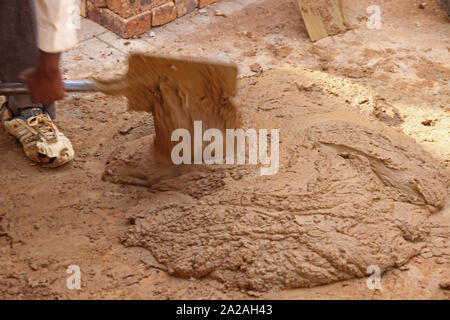 Arbeiter schaufeln Zement Beton Gemisch, Baustelle, Moreleta Park, Pretoria, Gauteng Provinz, Südafrika. Stockfoto