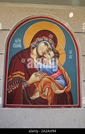 Serbisch-orthodoxe Iconic portrait Gemälde der Madonna mit Kind Jesus in der serbisch-orthodoxen Kirche Alexander Newski, Belgrad, Serbien. Stockfoto