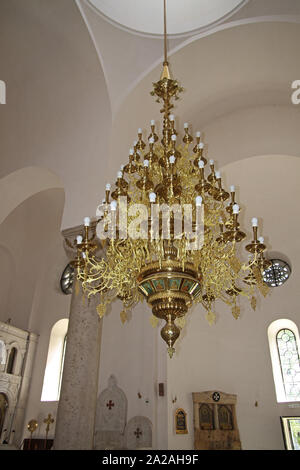 Goldene Kronleuchter an der Decke in das Innere der serbisch-orthodoxen Kirche Alexander Newski, Belgrad, Serbien. Stockfoto