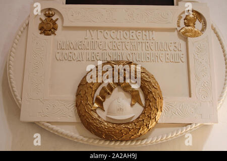 Symbole und Schreiben unter der Alexander Nevski Wandbild an der Wall in der serbisch-orthodoxen Kirche Alexander Newski vorne Außenfassade, Belgrad, Serbien. Stockfoto