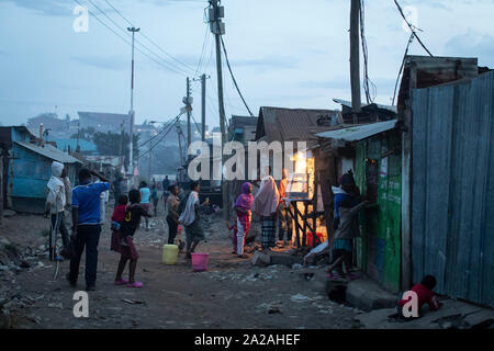 Bewohner Warteschlange Essen vom Kiosk im Slum Korogocho in der Nähe der Müllhalde von dandora in der Hauptstadt Nairobi, Kenia, Februar 20, 2019 kaufen. Stockfoto