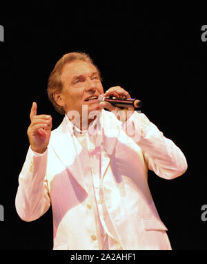 New York, Vereinigte Staaten. 13. Sep 2009. Tschechische Sänger Karel Gott führt bei seinem Konzert in New York, Sept. 13, 2009. Gott ist jetzt auf Tour in den USA. Credit: Zdenek Fucik/CTK Photo/Alamy leben Nachrichten Stockfoto