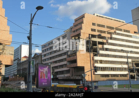 Apartment Building Blocks und alte Überreste der jugoslawische Bundesministerium der Verteidigung Gebäude AKA jugoslawische Generalstab aus dem Jahr 1999 die NATO bombardiert Gebäude, Belgrad, Serbien. Stockfoto