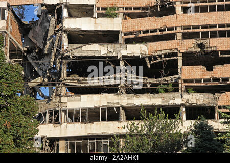 In der Nähe von apartment building blocks und alte Überreste der jugoslawische Bundesministerium der Verteidigung Gebäude AKA jugoslawische Generalstab aus dem Jahr 1999 die NATO bombardiert Gebäude, Belgrad, Serbien. Stockfoto