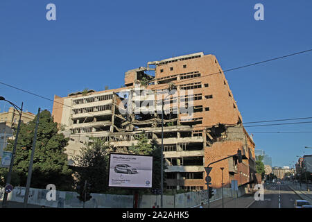 Apartment Building Blocks und alte Überreste der jugoslawische Bundesministerium der Verteidigung Gebäude AKA jugoslawische Generalstab aus dem Jahr 1999 die NATO bombardiert Gebäude, Belgrad, Serbien. Stockfoto