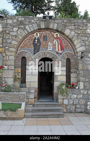 Kapelle St. Petka Kirche mit Mosaikfliesen Fresko über einer der Eingangstüren, die Festung Kalemegdan, Kalemegdan Park, Belgrad, Serbien. Stockfoto