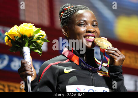 Doha, Katar. 1. Okt, 2019. Goldmedaillenträger Halimah Nakaayi von Uganda wirft mit der Medaille während der Frauen 800 m Preisverleihung bei der IAAF Leichtathletik WM 2019 in Doha, Katar, am Okt. 1, 2019. Credit: Li Ming/Xinhua/Alamy leben Nachrichten Stockfoto