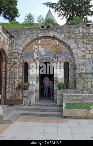 Kapelle St. Petka Kirche mit Mosaikfliesen Fresko über einer der Eingangstüren, die Festung Kalemegdan, Kalemegdan Park, Belgrad, Serbien. Stockfoto