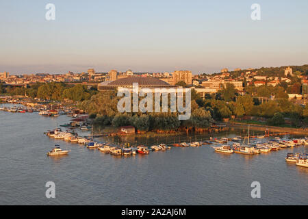 Blick auf sajam Messe und Hafen in der Nähe der Ada-Brücke über den Fluss Sava, Belgrad, Serbien. Stockfoto