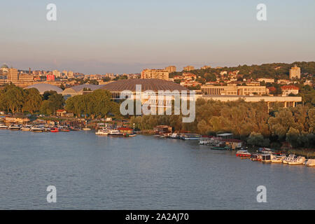 Blick auf sajam Messe und Hafen in der Nähe der Ada-Brücke über den Fluss Sava, Belgrad, Serbien. Stockfoto