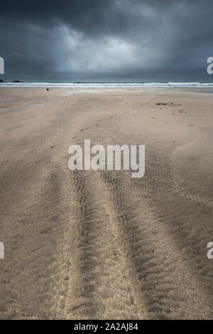 Kühle herbstliche Wetter auf einer einsamen Fistral Beach in Newquay in Cornwall. Stockfoto