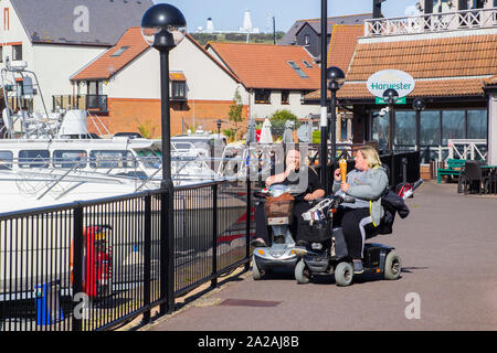 18. September 2019 zwei übergewichtige Damen essen sehr großen Eistüten am Port Solent Marina Komplex in Hampshire England Stockfoto