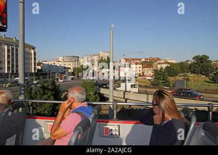 Passagiere in der Oberseite des ein Reisebus auf der Autobahn, Belgrad, Serbien zu sitzen. Stockfoto