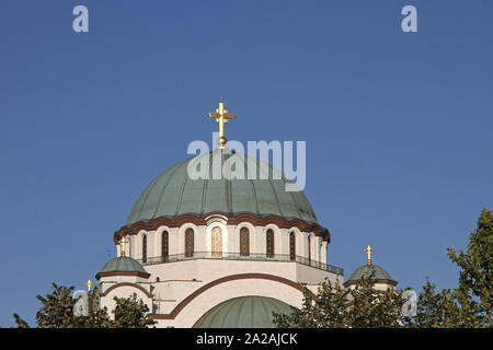 Ansicht der oberen Kuppel der Kirche des Heiligen Sava gegen den blauen Himmel, Belgrad, Serbien. Stockfoto