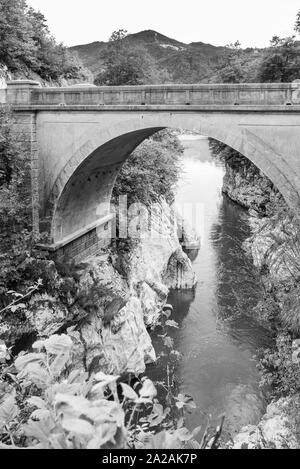 Napoleon's Bridge. Isonzo Fluss. Schwarz und Weiß. Caporetto, Slowenien. Stockfoto