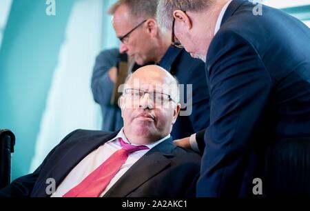 Berlin, Deutschland. 02 Okt, 2019. Peter Altmaier (CDU), Bundesminister für Wirtschaft und Energie, nimmt an der Sitzung des Bundeskabinetts im Bundeskanzleramt. Credit: Kay Nietfeld/dpa/Alamy leben Nachrichten Stockfoto