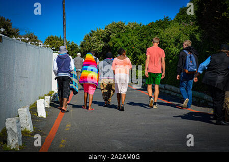 Menschen aus hinter tragen bunte Kleidung, wie Ponchos gesehen Stockfoto