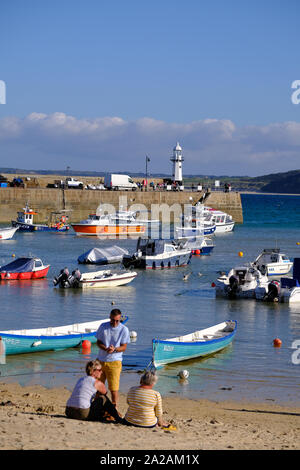 Urlauber auf den Hafen Strand in St Ives, Cornwall Stockfoto