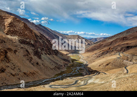 Manali Leh Road in der Nähe Tanglang La Pass im Himalaya Stockfoto