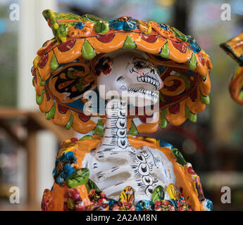 La Calavera Catrina - Mexikanische bunte traditionelle Souvenirs. Das Symbol der Urlaub der Tag der Toten. Keramik Töpferei Tag der Toten, Dia de Stockfoto