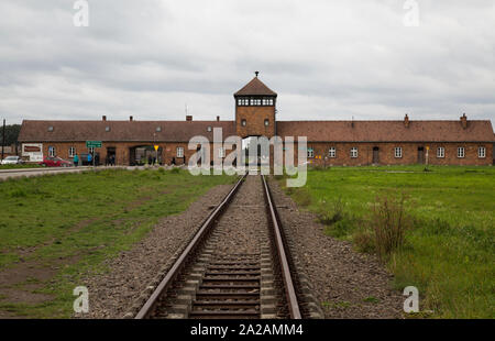 Main Gate und dem Transit Arch, Auschwitz-Birkenau, ehemaligen deutschen nationalsozialistischen Konzentrations- und Vernichtungslager, Oswiecim, Polen. Stockfoto