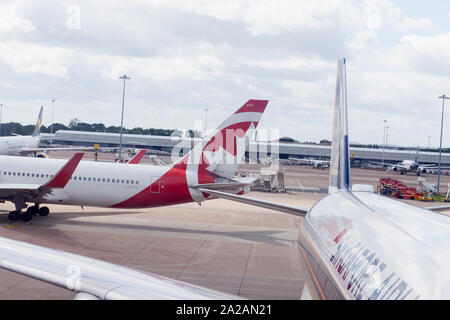 Air Canada Boing 767-Flugzeuge, die zum Abflug abfliegen. Im Vordergrund sind weitere Flugzeuge zu sehen. Wolkiger Himmel in Manchester, Großbritannien. Stockfoto