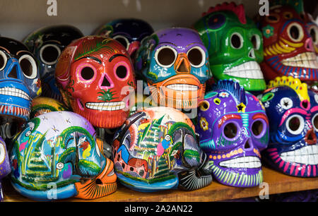 Mexikanische bunte Schädel. Mexikanischen Hispanischen Keramik Töpferei Tag der Toten, Dia de los Muertos, Schädel Stockfoto