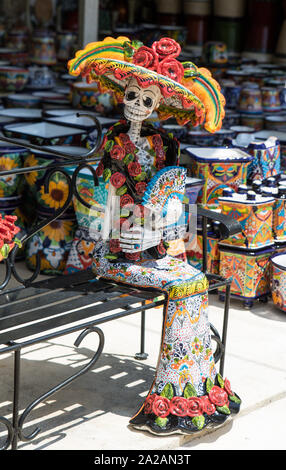 La Calavera Catrina - Mexikanische bunte traditionelle Souvenirs. Das Symbol der Urlaub der Tag der Toten. Keramik Töpferei Tag der Toten, Dia de Stockfoto