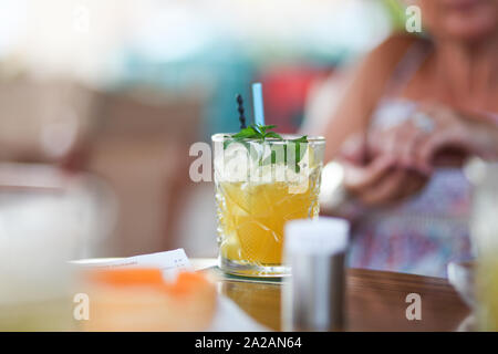 Genießen einige Cocktails im Urlaub in eine Bar, schöne bunte Getränke, mit schönen Hintergrund in Unschärfe Betonung der Produkt-/Objekt. Schönes natürliches Licht Stockfoto