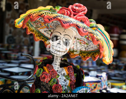 La Calavera Catrina - Mexikanische bunte traditionelle Souvenirs. Das Symbol der Urlaub der Tag der Toten. Keramik Töpferei Tag der Toten, Dia de Stockfoto