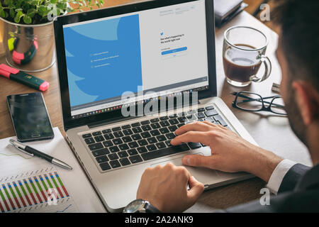 Athen, Griechenland. September 18, 2019. Junger Mann bei der Arbeit mit einem Laptop, Twitter social media Seite auf dem Bildschirm des Computers, Arbeitsbereich Stockfoto