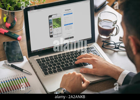 Athen, Griechenland. September 18, 2019. Junger Mann bei der Arbeit mit einem Laptop, Instagram social media Seite auf dem Bildschirm des Computers, Arbeitsbereich Stockfoto