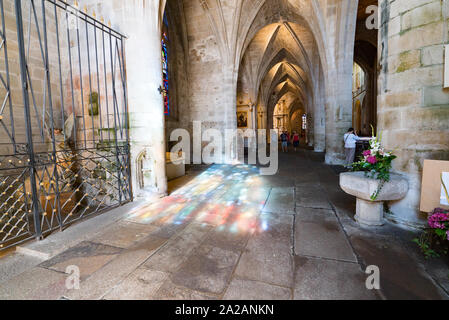 Dinan, Cotes-d-Rüstung/Frankreich - 19. August 2019: touristischen Besuch der Basilika de Saint-Saveur in Dinan mit Reflexionen der Glasfenster auf der s Stockfoto