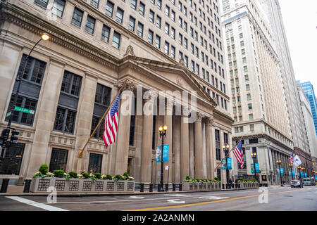 Chicago, Illinois, USA. Mai 9, 2019. Seitenansicht der Federal Reserve Bank of Chicago. Gebäude aus Stein mit korinthischen Säulengängen Hintergrund. Stockfoto