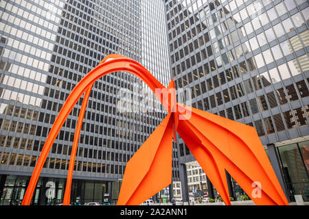 Chicago, Illinois, USA. Mai 9, 2019. Roter Flamingo Kunst Skulptur zwischen Bürogebäuden Außenansicht bei Federal Plaza, Wolkenkratzer mit Spiegel Windows ba Stockfoto