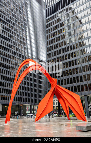 Chicago, Illinois, USA. Mai 9, 2019. Roter Flamingo Kunst Skulptur zwischen Bürogebäuden Außenansicht bei Federal Plaza, Wolkenkratzer mit Spiegel Windows ba Stockfoto