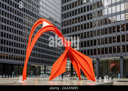 Chicago, Illinois, USA. Mai 9, 2019. Roter Flamingo Kunst Skulptur zwischen Bürogebäuden Außenansicht bei Federal Plaza, Wolkenkratzer mit Spiegel Windows ba Stockfoto