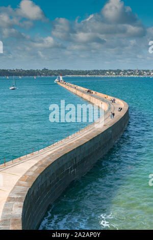 Saint Malo, Ille-et-Vilaine / Frankreich - 19. August 2019: Der langen und gewundenen Stein Hafen Mole und Leuchtturm in Saint-Malo. Stockfoto