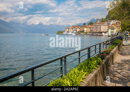 Bellagio - die Promenade der Stadt und die Alpen im Hintergrund. Stockfoto