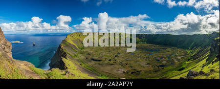 Gesamten Rano Kau Vulkankrater Panoramablick mit Tangata matu Inseln Stockfoto