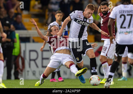 Dejan Kulusevski (Parma) Diego Sebastian Laxalt Suarez (Torino) während Erie der Italienischen "Match zwischen Parma 3-2 Torino an Ennio Tardini Stadium am September 30, 2019 in Parma, Italien. (Foto von Maurizio Borsari/LBA) Stockfoto