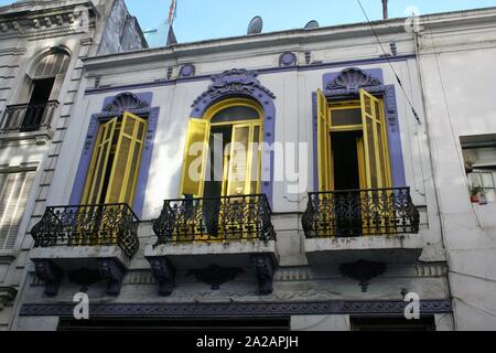 Gelbe Fenster in Buenos Aires. Dekoriert in Monserrat Bezirk. Stockfoto