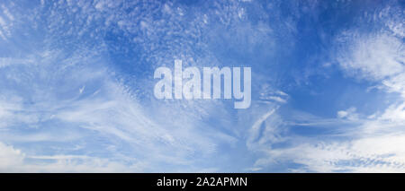Panorama der blauen Himmel mit weißen Wolken als Hintergrund Stockfoto