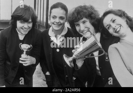 Die siegreiche Mannschaft von BBC Radio 4" oben im Formular 'Programm von 1980, die alle - Mädchen Mannschaft von High Wycombe High School. (L-R) Barbara Seite, 12, Claire vorsätzlichen, 14, Julie Bungey, 15 und Team Captain Sarah Graves, 18. Sie schlugen die jungen Mannschaft von Simon Langton School, Canterbury, im Finale der Trophy, die Ihnen von Bildungsminister Mark Carlisle präsentiert wurde, zu gewinnen. Stockfoto